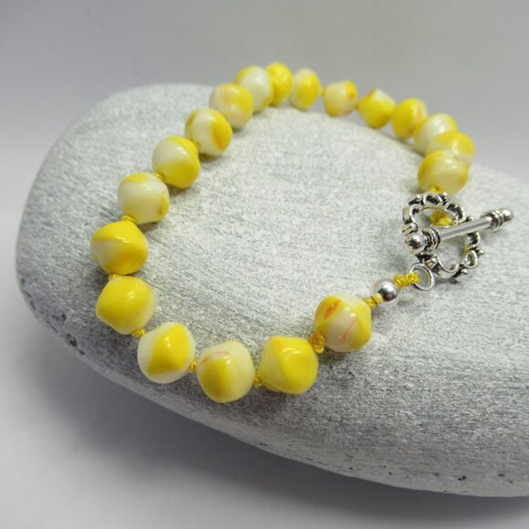 Uranium glass bead bracelet - Picture 1 of 13